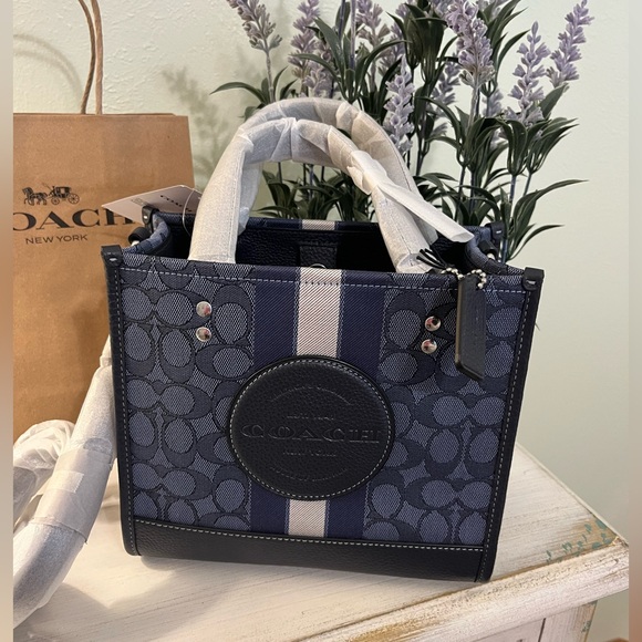 Coach Dempsey Tote 22 In Signature Jacquard Tote w/ Stripe & Coach Patch NWT - Picture 2 of 8